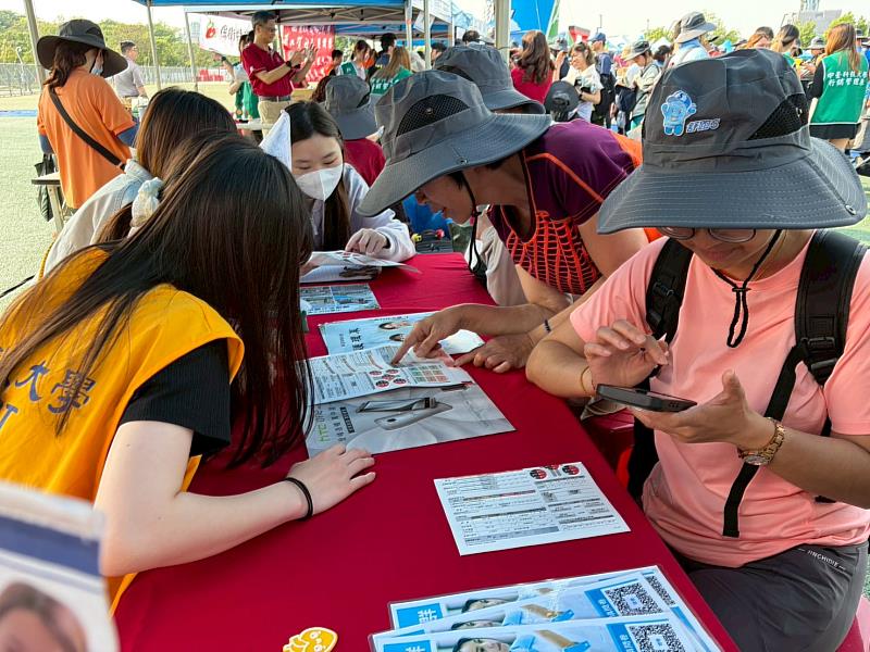 中臺科大護理系學生為民眾講解ioi身體組成分析