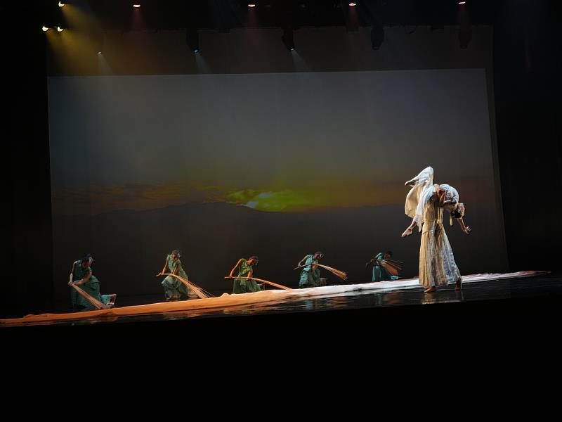 序章《島嶼天光》取材自平溪天燈與島嶼黎明的意象，象徵臺灣人面對黑暗時仍懷抱光與希望的信念