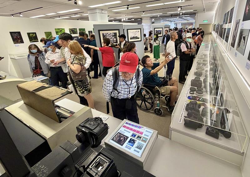 暨大江村雄攝影美學教育館除了攝影作品外，另擁有六千餘冊攝影專業書籍、國際攝影刊物與價值七百萬元的數位影像設備，吸引大量攝影藝術界人士到場觀展。