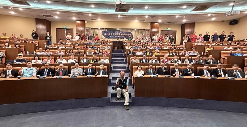 江村雄暨大榮譽講座教授頒證暨江村雄攝影美學教育館開幕典禮，現場來賓合影。