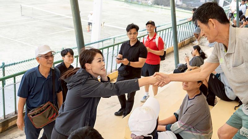 高虹安市長與民眾互動。