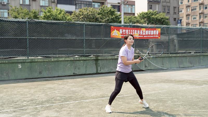 高虹安市長下場與選手進行對打練習。