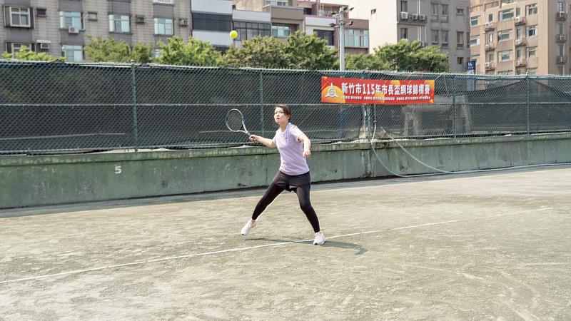 高虹安市長下場與選手進行對打練習。