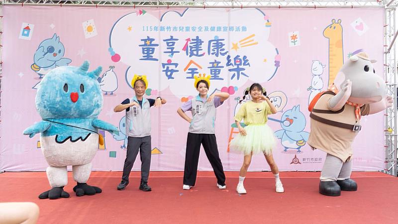 高虹安市長與吉祥物皮卡及河馬樂樂帶領大小朋友暖身律動。
