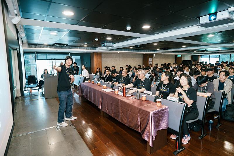 臺北市政府資訊局趙式隆局長親授攻略，說明2026雙北程式設計節競賽規則。