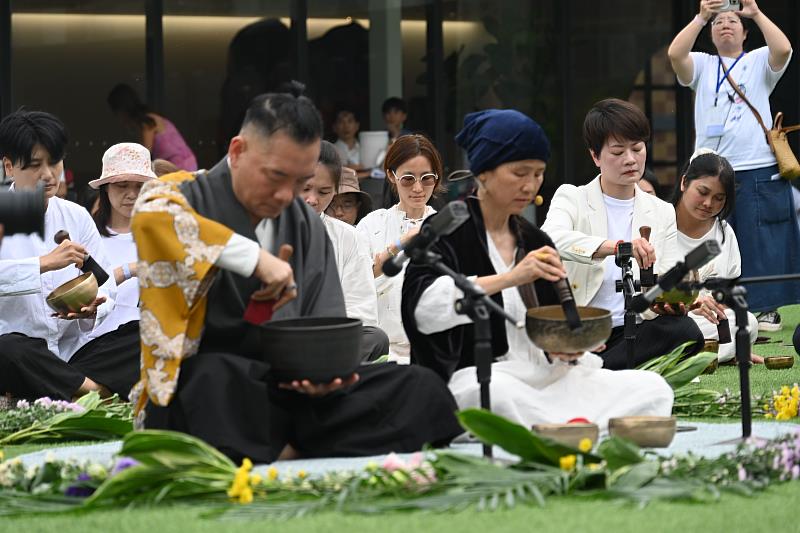 百人頌缽齊鳴超震撼！臺東「自然醒慢活祭」啟動 引領療癒新風潮