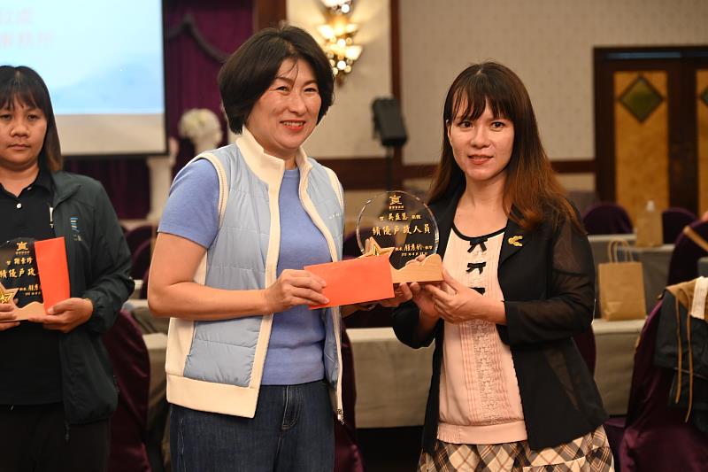 臺東縣戶政聯訓！法規職能與療癒手作 饒慶鈴表揚績優戶政人員