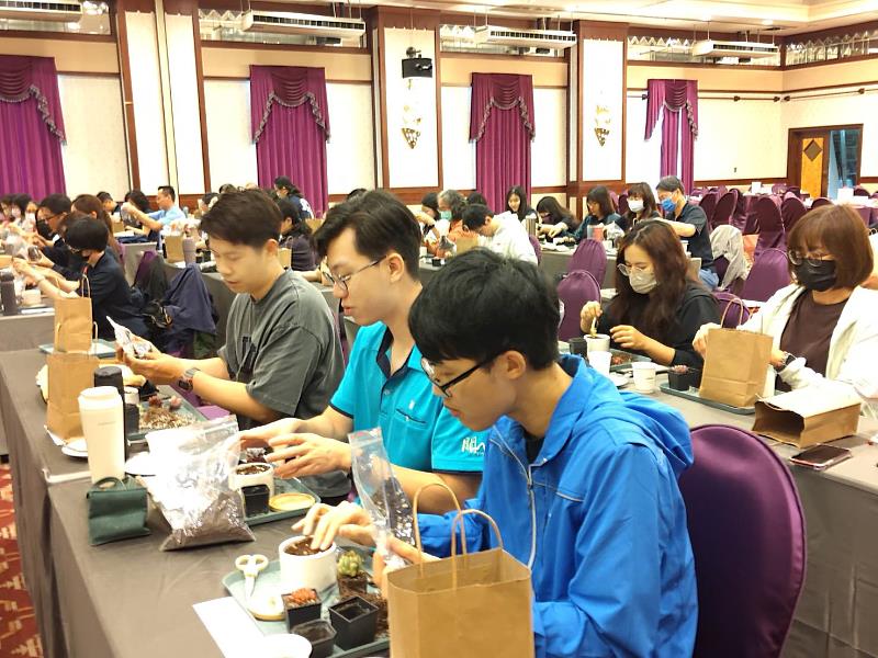 臺東縣戶政聯訓!法規職能與療癒手作 饒慶鈴表揚績優戶政人員