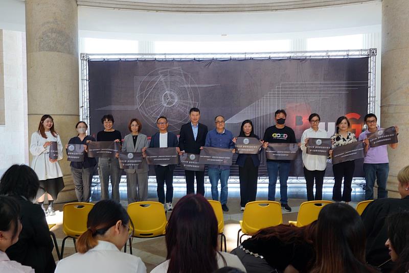 開幕剪綵合影，由右至左分別為郭建華老師、王靜宜老師、黃曉微老師、林信宏老師、劉芃均總指導老師、姚村雄院長、龍希文主任、洪嘉聯總監、藍屏茜總經理、黃雅毓老師、柯雅娟老師、李旻育同學。