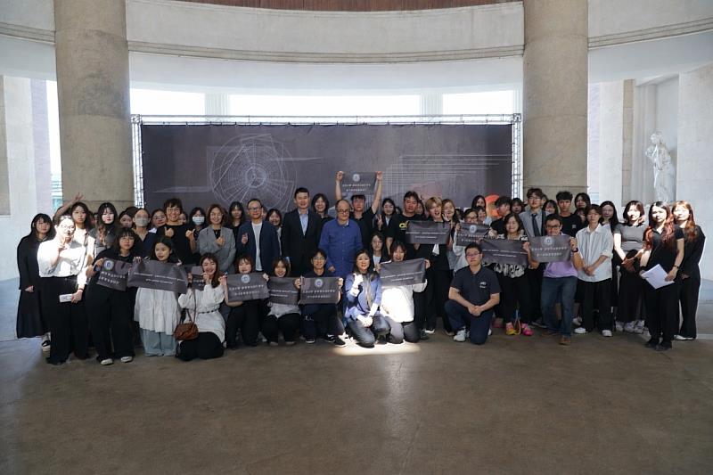 亞洲大學創意商品設計學系第16屆畢業專題設計成果展開幕剪綵合影。