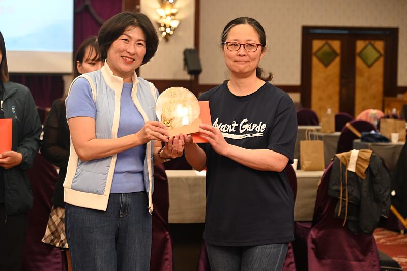 臺東縣戶政聯訓！法規職能與療癒手作 饒慶鈴表揚績優戶政人員