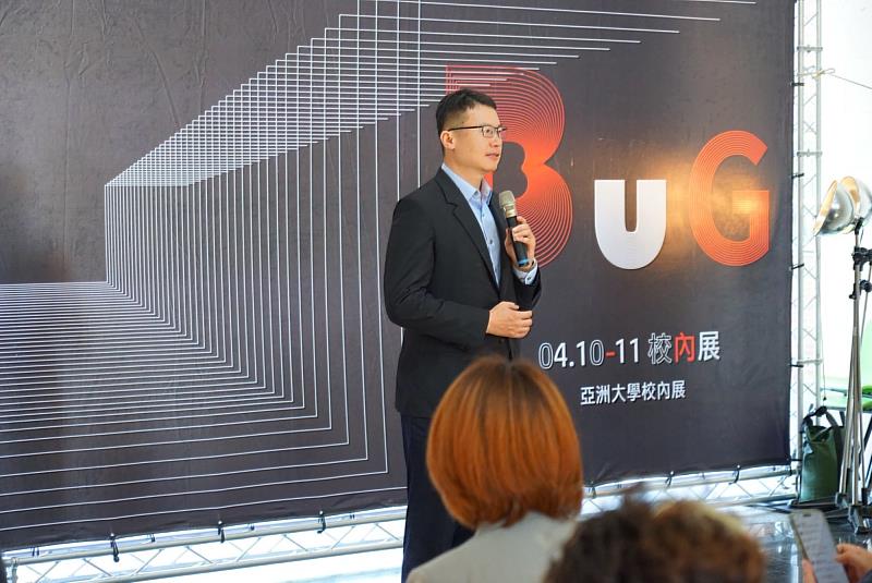 創意商品設計學系龍希文主任致詞。