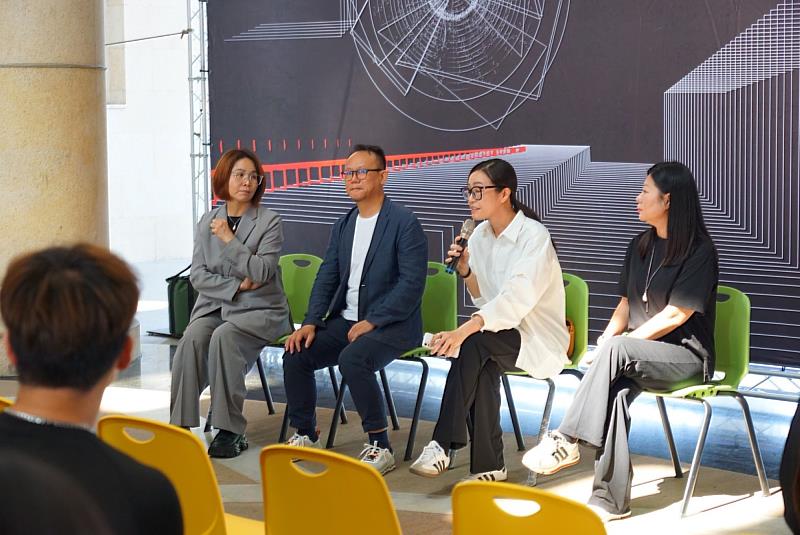 亞洲大學創意商品設計學系第16屆畢業專題設計成果展暨職涯領航論壇，來賓分享就業面面觀。