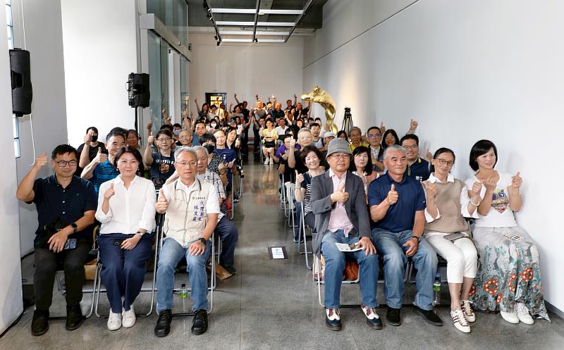 代理縣長林茂盛及藝術家、貴賓合照