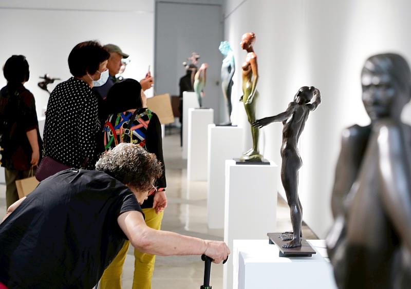 第9張民眾近觀欣賞作品<等待孤獨>