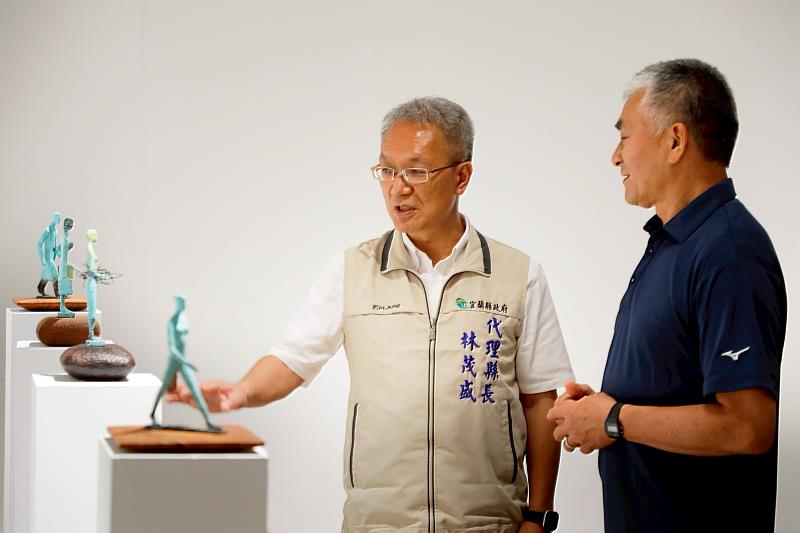 藝術家許維忠為代理縣長導覽解說<生活雕塑>系列作品