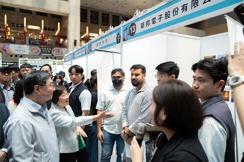 徐佳青（左2）與行政院院長卓榮泰（左1）一同至企業攤位參觀。