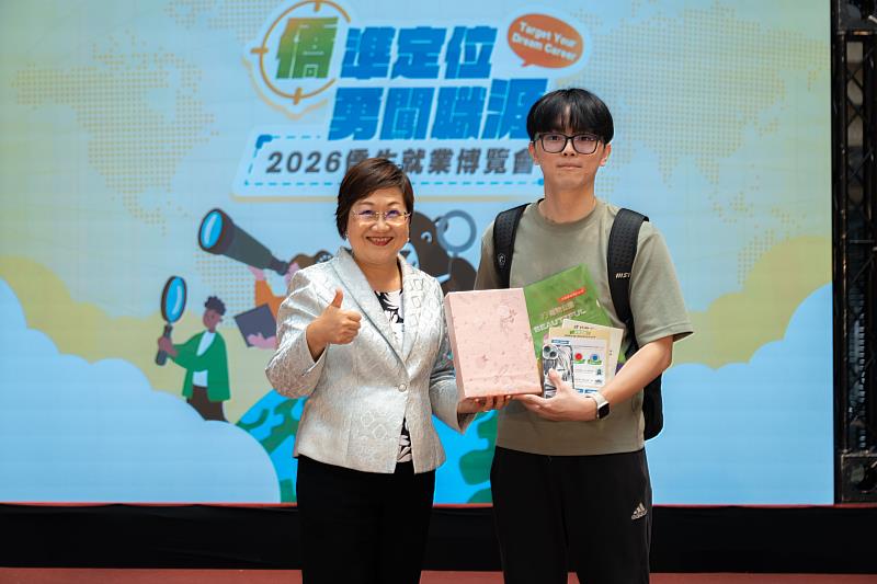 徐佳青（左）參與抽獎活動，鼓勵僑生在就業博覽會找到留臺發展方向。
