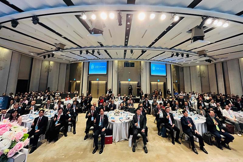 教育部長鄭英耀部長肯定遠見創辦人高希均和副社長李建興10多年來對台灣大學推動USR的努力，更讚許國內大學在有限資源下，仍能將社會責任與校務治理緊密連結，為台灣永續發展提供重要解方。