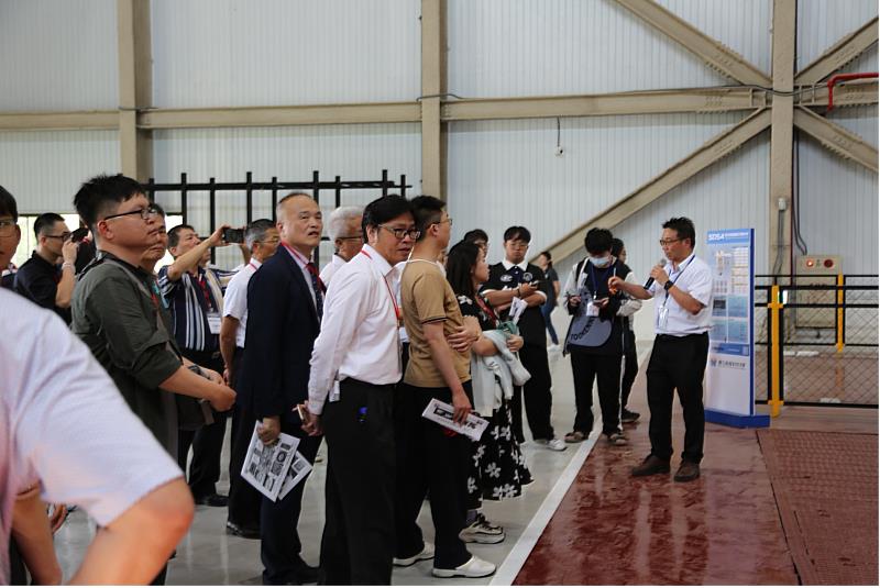 與會貴賓參訪高科大前瞻金屬成形技術研究發展中心，郭峻志教授（圖右）介紹「加工製造」實作場域之運作情形。