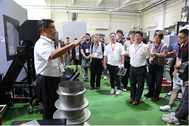 與會貴賓參訪工廠現場，高科大前瞻金屬成形技術研究發展中心楊俊彬教授（圖左）介紹「鍛造場域」實作場域之運作情形。