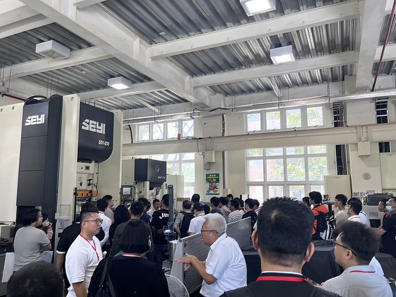 2026伺服成型與智慧製造研討會下午場次,與會貴賓參訪工廠現場,實地了解「沖壓成形場域」之應用情形。
