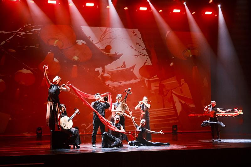 當代樂坊融合音樂、舞蹈戲劇與環境劇場的跨感官演出，讓觀眾耳目一新，精湛演出獲得在場觀眾熱烈好評。