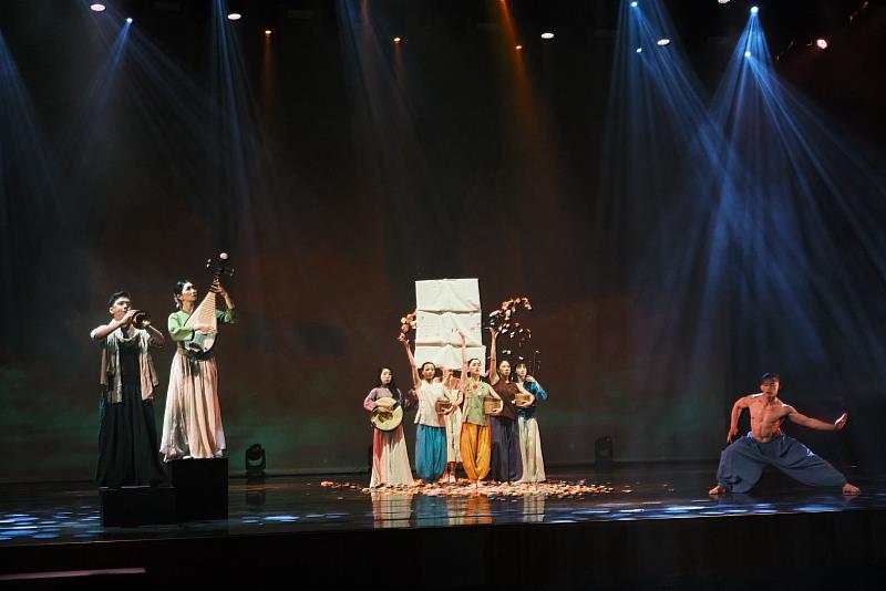 當代樂坊融合音樂、舞蹈戲劇與環境劇場的跨感官演出，讓觀眾耳目一新，精湛演出獲得在場觀眾熱烈好評。