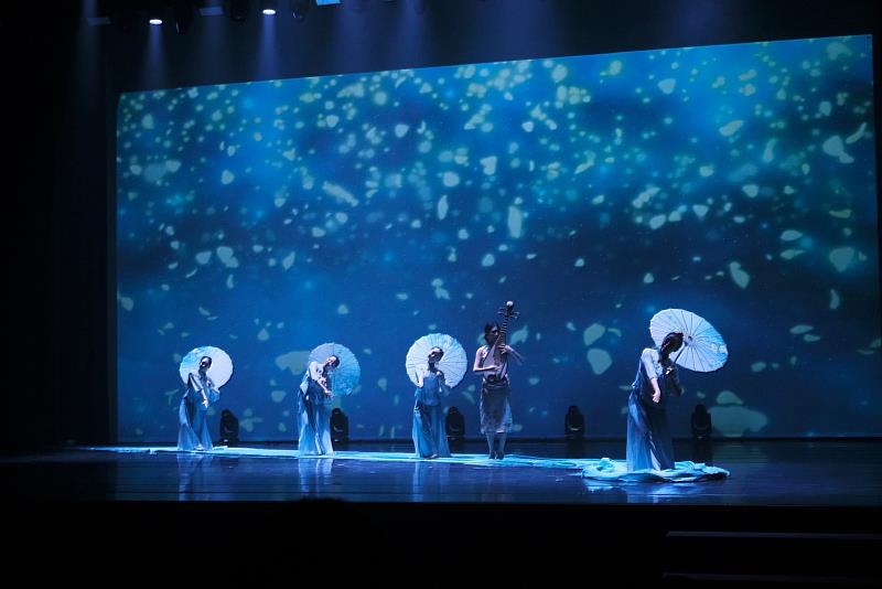 當代樂坊融合音樂、舞蹈戲劇與環境劇場的跨感官演出，讓觀眾耳目一新，精湛演出獲得在場觀眾熱烈好評。