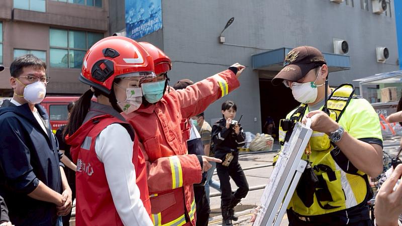 竹市香山區回收場火警,市長高虹安第一時間前往視察。