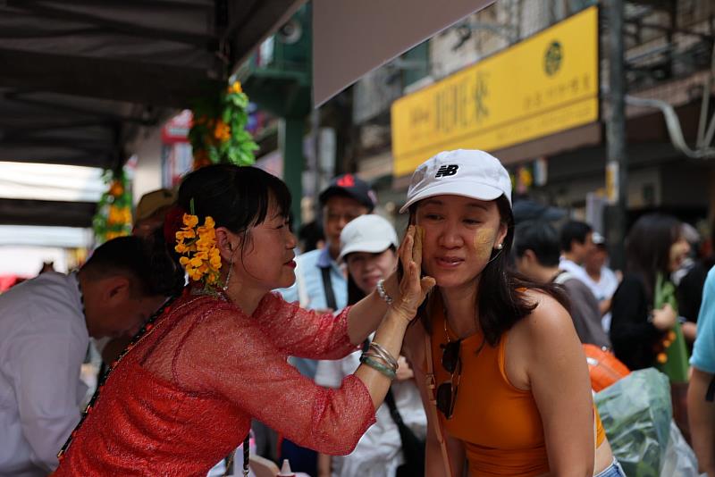 「2026緬甸新年浴佛」體驗攤位，讓民眾感受滿滿的異國風情。