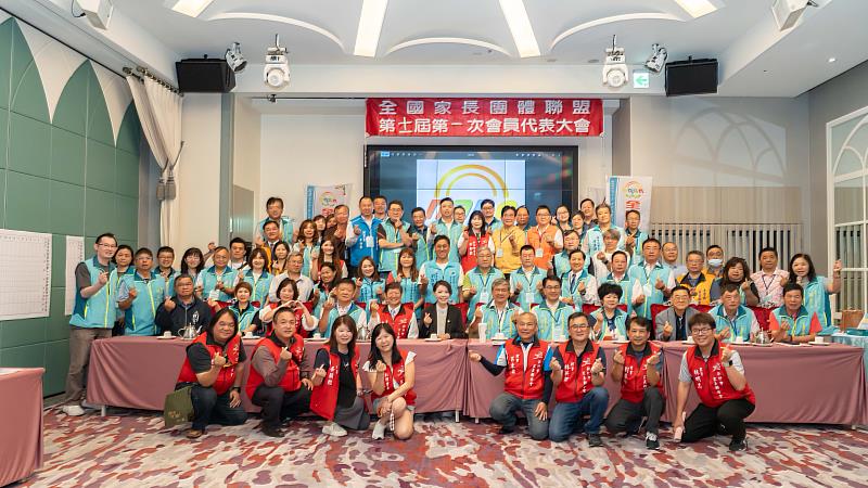 全國家長團體聯盟會員大會竹市登場，市長高虹安出席合影。