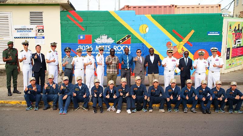 敦睦官兵特別在克國華納體育場外牆繪製友誼壁畫，以融合板球與籃球意象的圖案，紀念文化交流成果。