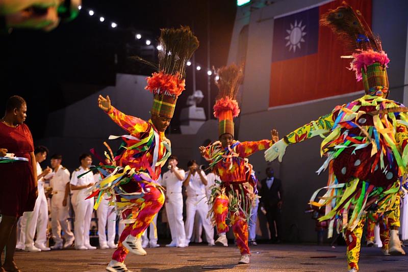 克國政府特別在磐石艦敦睦酒會上，安排傳統「面具舞」表演，歡迎遠道而來的海軍官兵。