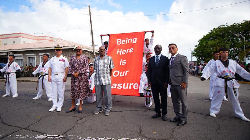 莒拳隊擊破水泥磚與木板的震撼表演，贏得現場觀眾如雷掌聲。