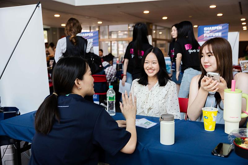 企業與境外生詳細解說交流。