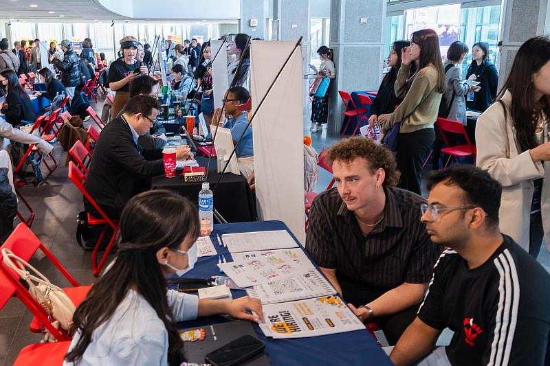 境外生與企業交流。