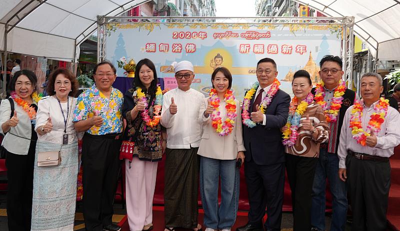 李姸慧（右5）、楊海潮（左5）與出席貴賓合影。