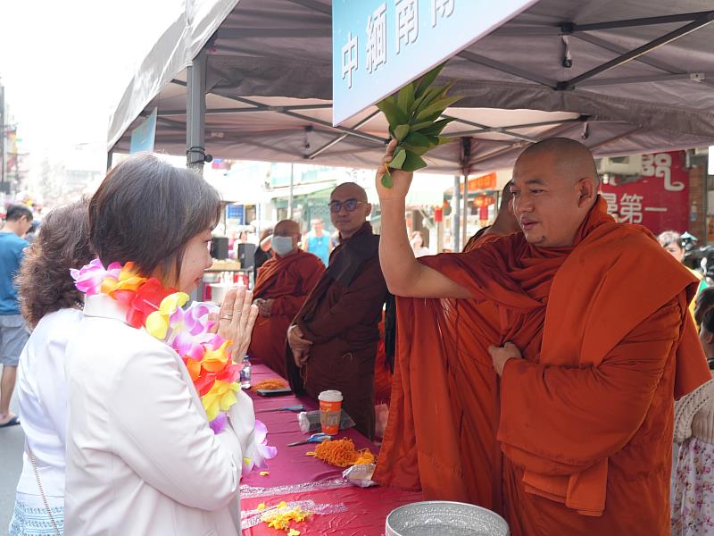 李姸慧於攤位體驗祈福活動。
