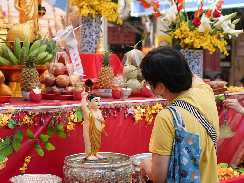民眾進行浴佛儀式。