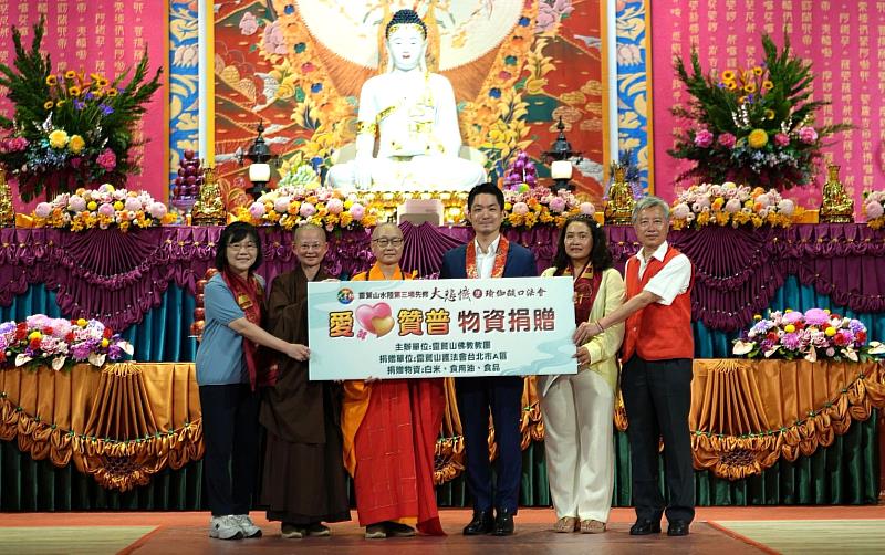 靈鷲山台北講堂監院法昂法師(左2)、靈鷲山當家住持常存法師(左3)等代表將法會募集的白米、食用油等物資,贈予北市社福機構。(圖由靈鷲山佛教教團提供)