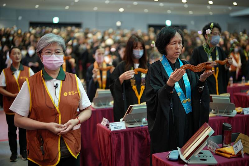 靈鷲山四眾弟子參與「水陸第三場先修－大悲懺暨瑜伽燄口法會」誦讀經文共沾法喜。（圖由靈鷲山佛教教團提供）