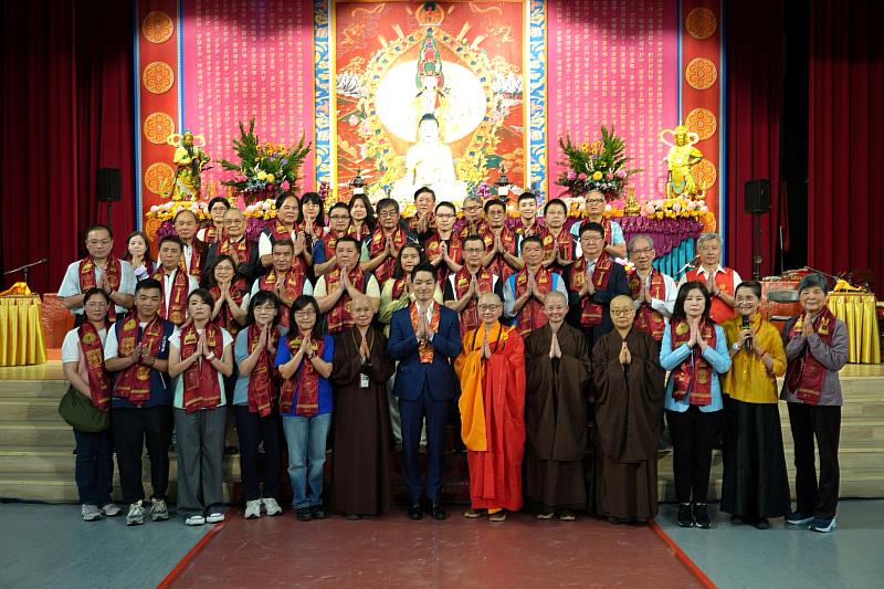 靈鷲山慈善基金會董事長性月法師（第1排左起）、靈鷲山當家住持常存法師、靈鷲山台北講堂監院法昂法師等與北市各界貴賓合影。（圖由靈鷲山佛教教團提供）