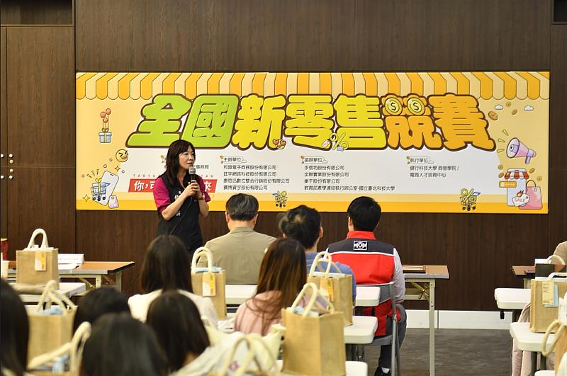 桃園市政府青年事務局局長侯佳齡致詞。