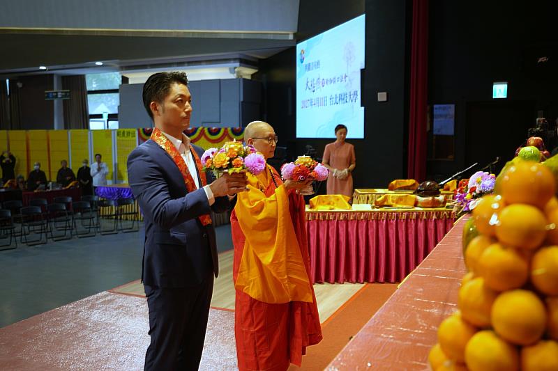 台北市長蔣萬安(左)與靈鷲山當家住持常存法師(右)進行供燈祈福儀式。(圖由靈鷲山佛教教團提供)