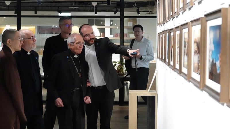天主教斯卡拉布里尼修會樞機主教托瑪士等一行對正在「方寸之間」展出的《僧人眼中的梵蒂岡》攝影展非常感興趣。(圖由世界宗教博物館提供)