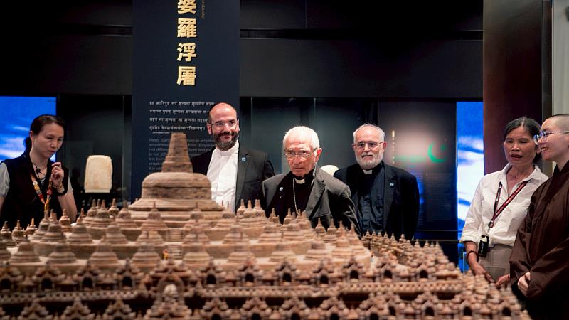 天主教斯卡拉布里尼修會樞機主教托瑪士等一行參訪「世界宗教展示大廳」的宗教建築模型。（圖由世界宗教博物館提供）