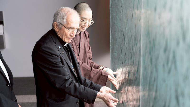 天主教斯卡拉布里尼修會樞機主教托瑪士（左）在「水幕牆」留影。（圖由世界宗教博物館提供）