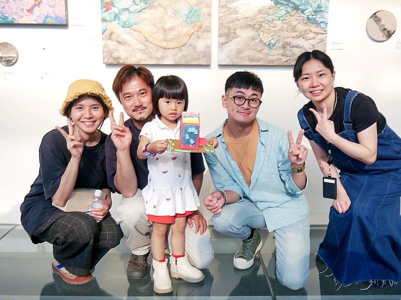 參與者完成創作後與作品合影留念,留下溫馨的藝術體驗記憶。