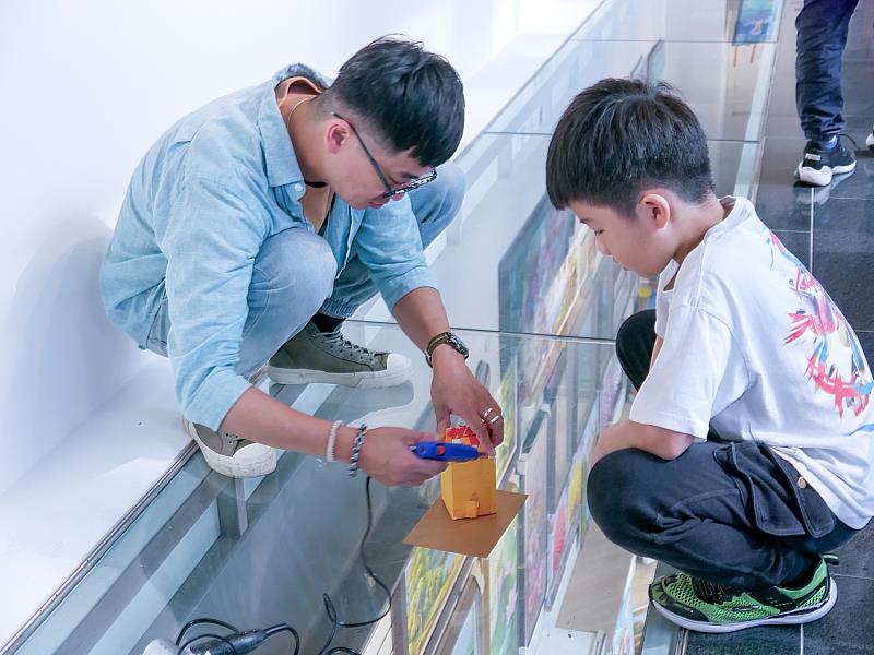 藝術家范子翔現場示範與引導，帶領參與者理解作品中的空間與構成概念。